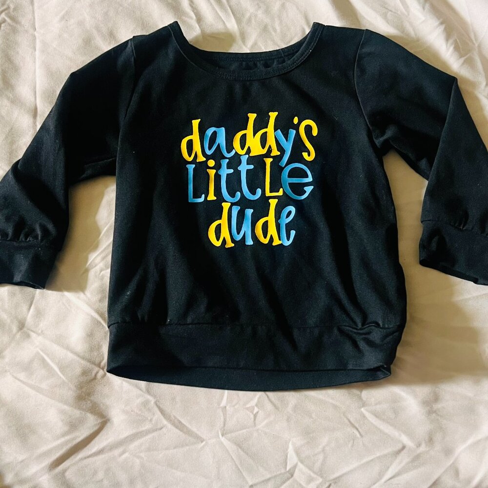 👕 Daddy's Little Dude Baby Shirt – 12-18M Black printed in bold blue and ye